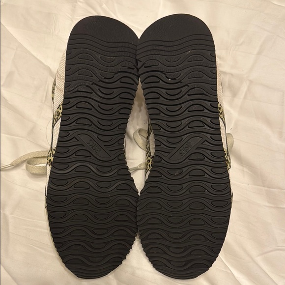 Stylish Beige and Leopard Print Women's Sneakers - Picture 4 of 6